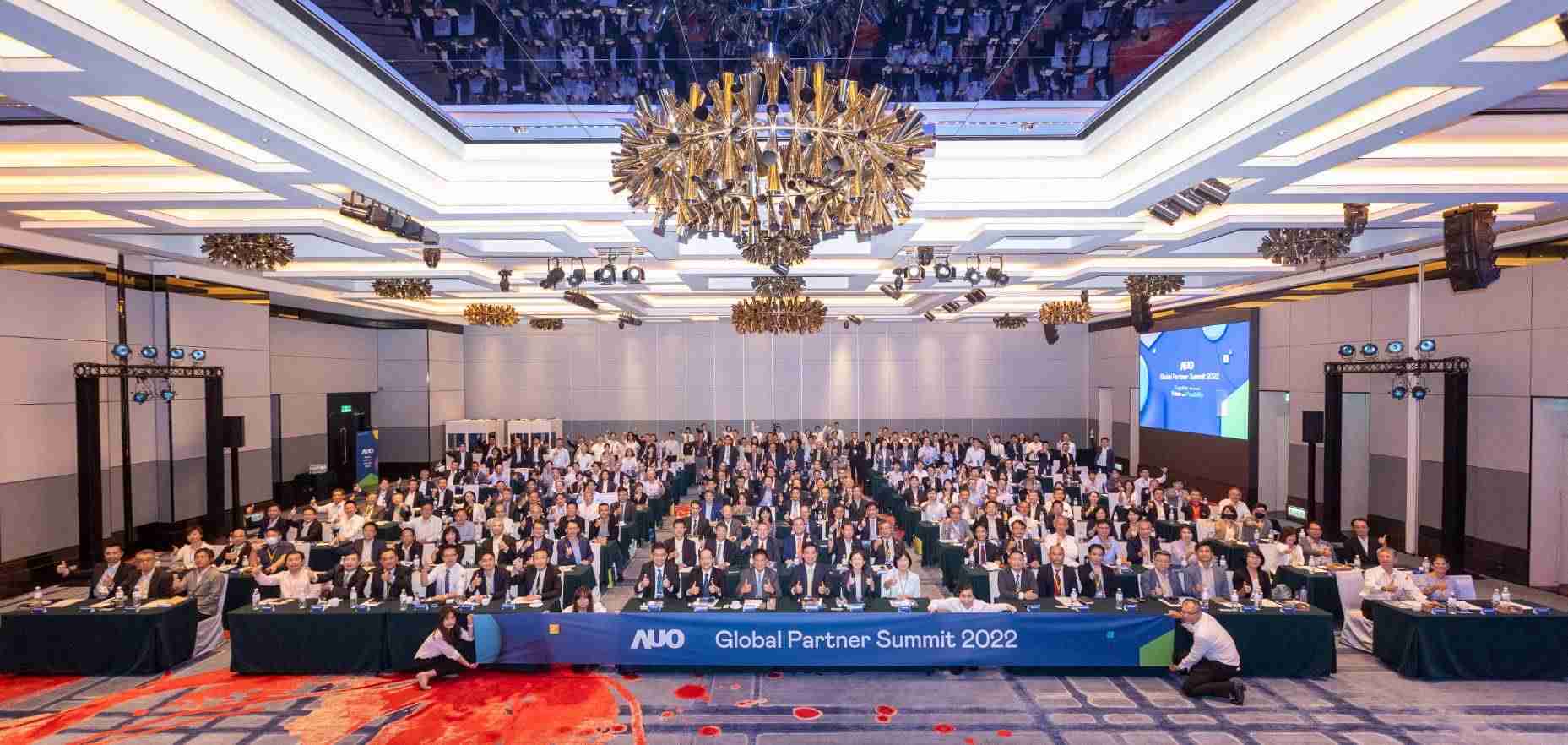 友達推動「安心、、、創新、、用心、、、、同心、、、、盡心」五星職旅，，為菲籍員工打造全方位照護，，，首度贏得「人權實踐與發展領袖獎」殊榮