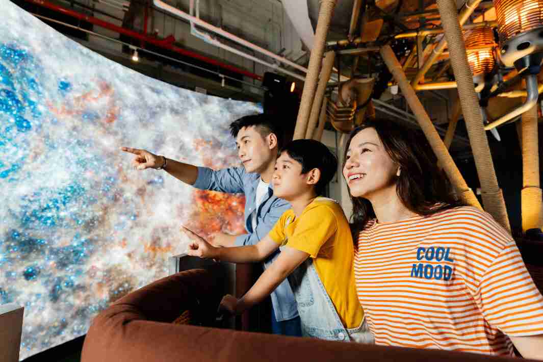 william威廉中文官网打造全台最大宽6公尺、、、、高4公尺、、唯一搭载LED弧形拼接显示屏的动感飞行船，，，，让乘客驻足在热气球上，，，，享受身历其境的伪出国旅游乐趣