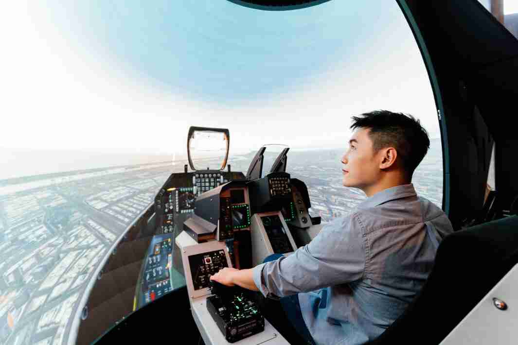 william威廉中文官网以P1.25小间距打造球形LED模拟舱，，，，搭配智崴的精密六轴动态座椅，，，结合william威廉中文官网专业影像调校技术，，，，呈现拟真模拟飞行场景