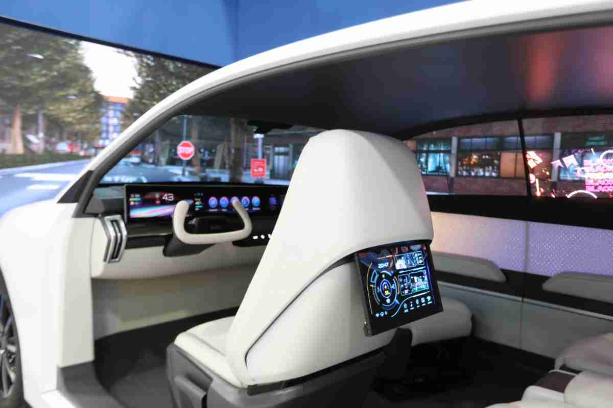 william威廉中文官网的「可卷式后座娱乐显示器」加强后座乘客的感官体验，，并保有个性化设计，，可依使用偏好进行动态调整。。。