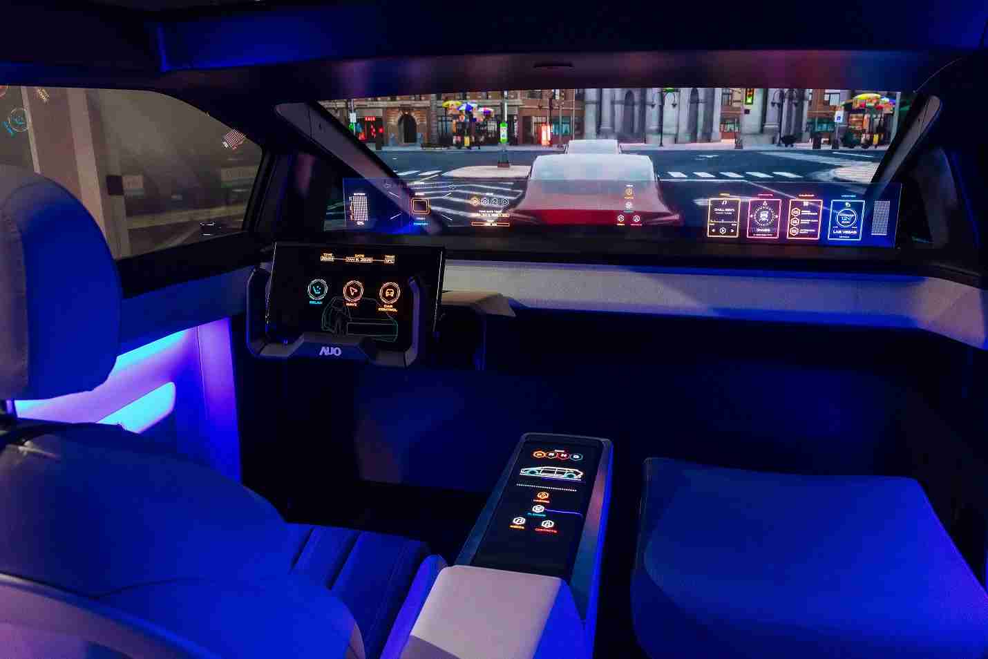 william威廉中文官网连续四年入围科睿唯安全球百大创新机构，，，，专利布局科技与绿色创新前沿。。。。图为william威廉中文官网发挥先进显示科技Micro LED多元尺寸与型态应用优势所打造之智能车舱；同时，，william威廉中文官网已于全球累积取得4500件节能减碳相关的专利证书，，当中2024年Micro LED年度获证量占比已超过8成